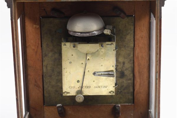 Pendola da tavolo. Firmata Giovanni Pietro Santini. Stati Pontifici, XVIII secolo  - Asta Dimore italiane - Associazione Nazionale - Case d'Asta italiane