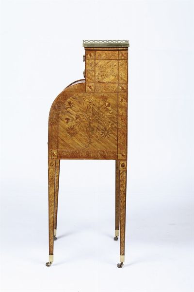 Raro scrittoio a rullo in legno lastronato ed intarsiato in paglia colorata. Francia XVIII secolo  - Asta Dimore italiane - Associazione Nazionale - Case d'Asta italiane