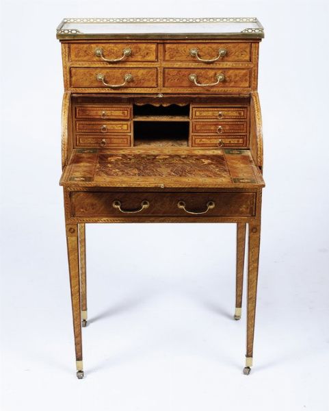 Raro scrittoio a rullo in legno lastronato ed intarsiato in paglia colorata. Francia XVIII secolo  - Asta Dimore italiane - Associazione Nazionale - Case d'Asta italiane