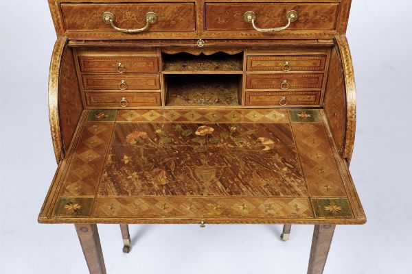 Raro scrittoio a rullo in legno lastronato ed intarsiato in paglia colorata. Francia XVIII secolo  - Asta Dimore italiane - Associazione Nazionale - Case d'Asta italiane