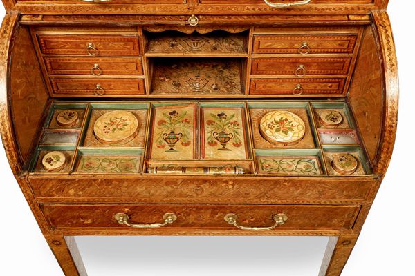 Raro scrittoio a rullo in legno lastronato ed intarsiato in paglia colorata. Francia XVIII secolo  - Asta Dimore italiane - Associazione Nazionale - Case d'Asta italiane