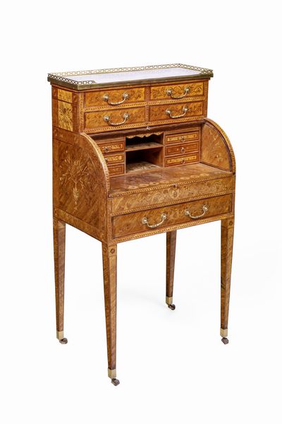 Raro scrittoio a rullo in legno lastronato ed intarsiato in paglia colorata. Francia XVIII secolo  - Asta Dimore italiane - Associazione Nazionale - Case d'Asta italiane