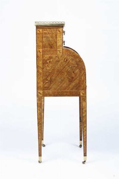 Raro scrittoio a rullo in legno lastronato ed intarsiato in paglia colorata. Francia XVIII secolo  - Asta Dimore italiane - Associazione Nazionale - Case d'Asta italiane