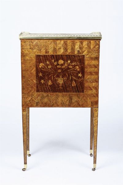 Raro scrittoio a rullo in legno lastronato ed intarsiato in paglia colorata. Francia XVIII secolo  - Asta Dimore italiane - Associazione Nazionale - Case d'Asta italiane