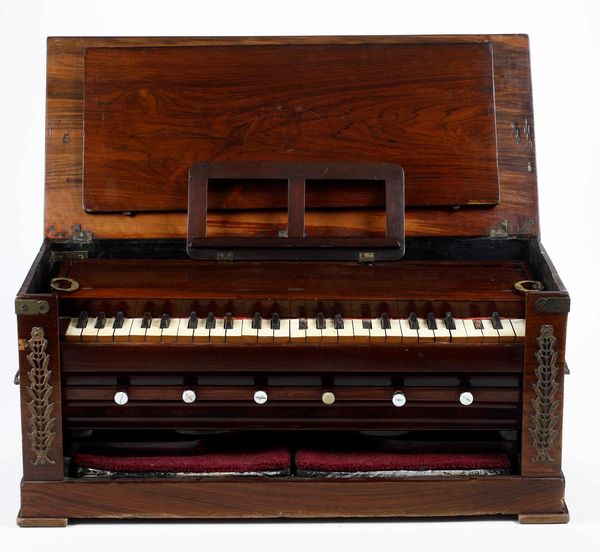 Armonium da viaggio. Struttura in legno intagliato, tasti in avorio. Francia XIX secolo  - Asta Dimore italiane - Associazione Nazionale - Case d'Asta italiane