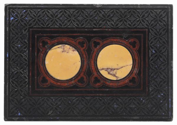 Presse papier in lavagna nera intarsiata in giallo di Siena e polvere di marmo tinta in rosso. Toscana, XIX secolo  - Asta Dimore italiane - Associazione Nazionale - Case d'Asta italiane