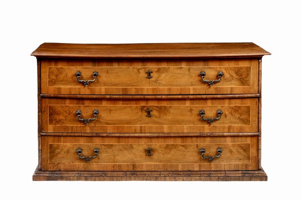 Cassettone lastronato in legno di noce. XVIII-XIX secolo  - Asta Dimore italiane - Associazione Nazionale - Case d'Asta italiane