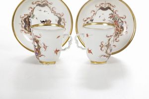 Rara coppia di tazze con piattino <BR>Meissen, 1723-1724 circa<BR>Pittura probabilmente di Johann Gregor Hroldt  - Asta Dimore italiane - Associazione Nazionale - Case d'Asta italiane
