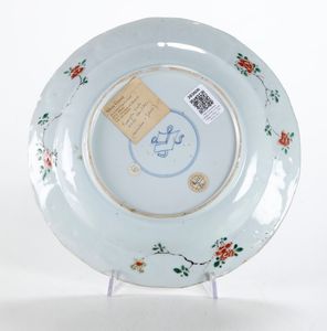 Piatto in porcellana Famiglia Verde con figura di animale fantastico e fenice, Cina, Dinastia Qing, epoca Kangxi (1662 -1722)  - Asta Dimore italiane - Associazione Nazionale - Case d'Asta italiane