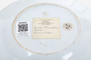 Piatto in porcellana Famiglia Rosa con figura di dama e fanciullo entro paesaggio, Cina, Dinastia Qing, epoca Yongzeng (1723-1735)  - Asta Dimore italiane - Associazione Nazionale - Case d'Asta italiane