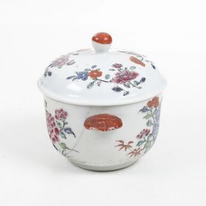 Zuppierina in porcellana Famiglia Rosa con decori floreali, Cina, Dinastia Qing, epoca Qianlong (1736-1796)  - Asta Dimore italiane - Associazione Nazionale - Case d'Asta italiane