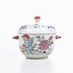 Zuppierina in porcellana Famiglia Rosa con decori floreali, Cina, Dinastia Qing, epoca Qianlong (1736-1796)  - Asta Dimore italiane - Associazione Nazionale - Case d'Asta italiane