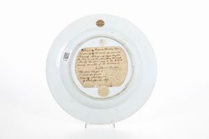 Piatto in porcellana stemmato con lumeggiatura in oro e stemma nobiliare policromo con due grifoni al centro del cavetto, Cina, XVIII secolo  - Asta Dimore italiane - Associazione Nazionale - Case d'Asta italiane