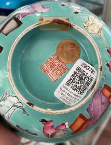 Ciotola in porcellana famiglia Rosa con figura di dama e fanciulli su fondo turchese, Cina, Dinastia Qing, marca e del periodo Jiaqing  - Asta Dimore italiane - Associazione Nazionale - Case d'Asta italiane