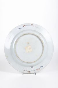 Piatto in porcellana Imari con decori floreali e figura di uccellino tra i rami, Cina, Dinastia Qing, epoca Yongzheng (1723-1735)  - Asta Dimore italiane - Associazione Nazionale - Case d'Asta italiane