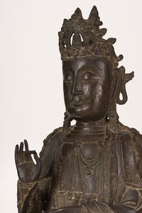 Figura di Buddha incoronato in bronzo, Cina, Dinastia Ming, XVII secolo  - Asta Dimore italiane - Associazione Nazionale - Case d'Asta italiane