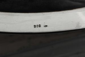 Vassoio circolare. Argenteria milanese. Marchio con fascio littorio in uso dal 1935 al 1945. Argentiere Francesco Caputo  - Asta Dimore italiane - Associazione Nazionale - Case d'Asta italiane