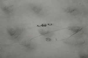 Due vassoi da portata. Argenteria milanese. Marchio con fascio littorio in uso dal 1935 al 1945. Argentiere Ilario Pradella  - Asta Dimore italiane - Associazione Nazionale - Case d'Asta italiane