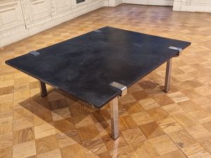 Tavolo basso da salotto. Piano nero e sostegni in metallo. Italia XX secolo  - Asta Dimore italiane - Associazione Nazionale - Case d'Asta italiane