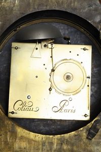 Pendola Cartel da parete in bronzo dorato. Francia, Antoine Coliau, fine XVIII secolo  - Asta Dimore italiane - Associazione Nazionale - Case d'Asta italiane