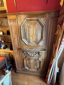 Boiserie in legno fgormata da numerose ante pannellate, XVIII secolo (elementi non coevi)  - Asta Dimore italiane - Associazione Nazionale - Case d'Asta italiane