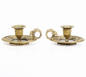 Coppia di bugie. Bronzo fuso, traforato e cesellato. Fonditore del XIX secolo  - Asta Dimore italiane - Associazione Nazionale - Case d'Asta italiane