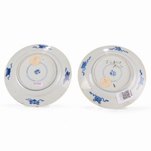 Coppia di piatti con dragone in porcellana bianca e blu, Cina, Dinastia Qing, epoca Kangxi (1662-1722)  - Asta Dimore italiane - Associazione Nazionale - Case d'Asta italiane