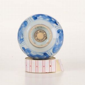 Vaso a bottiglia con decori floreali in porcellana bianca e blu, Cina, Dinastia Qing, epoca Kangxi (1662-1722)<BR><BR>  - Asta Dimore italiane - Associazione Nazionale - Case d'Asta italiane