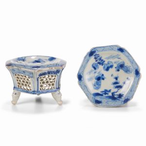 Coppia di saliere contenitori traforati con decoro segreto, Cina, Dinastia Qing, epoca Kangxi (1662-1722)  - Asta Dimore italiane - Associazione Nazionale - Case d'Asta italiane