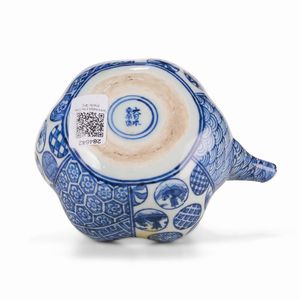 Teiera bianca e blu a riserve circolari e decoro geometrico in porcellana, Giappone, Arita XIX secolo  - Asta Dimore italiane - Associazione Nazionale - Case d'Asta italiane