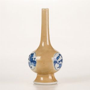 Vaso a bottiglia caffe au lait con inserzione blu ai lati, Cina, Dinastia Qing, epoca Kangxi (1662-1722)  - Asta Dimore italiane - Associazione Nazionale - Case d'Asta italiane