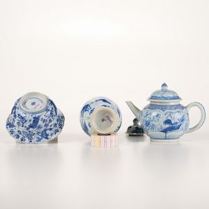 Teiera, ciotola e vasetto decorati in porcellana bianca e blu, Cina, Dinastia Qing, epoca Kangxi (1662-1722)  - Asta Dimore italiane - Associazione Nazionale - Case d'Asta italiane