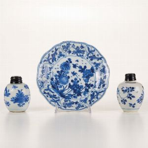 Piatto e tre piccole potiche in porcellana bianca e blu, Cina, Dinastia Qing, Cina, Dinastia Qing, epoca Kangxi (1662-1722)  - Asta Dimore italiane - Associazione Nazionale - Case d'Asta italiane