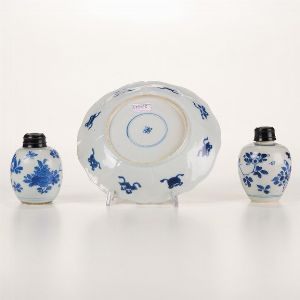 Piatto e tre piccole potiche in porcellana bianca e blu, Cina, Dinastia Qing, Cina, Dinastia Qing, epoca Kangxi (1662-1722)  - Asta Dimore italiane - Associazione Nazionale - Case d'Asta italiane