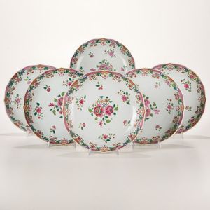Dodici piatti in porcellana Famiglia Rosa con decoro floreale Compagnia delle Indie, Cina, Dinastia Qing, epoca Qianlong (1736-1796)  - Asta Dimore italiane - Associazione Nazionale - Case d'Asta italiane