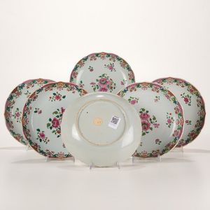 Dodici piatti in porcellana Famiglia Rosa con decoro floreale Compagnia delle Indie, Cina, Dinastia Qing, epoca Qianlong (1736-1796)  - Asta Dimore italiane - Associazione Nazionale - Case d'Asta italiane