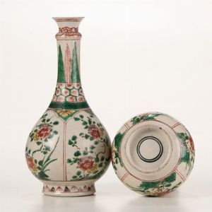 Due vasi a bottiglia in porcellana Famiglia Verde, Cina, Dinastia Qing, epoca Kangxi (1662-1722)  - Asta Dimore italiane - Associazione Nazionale - Case d'Asta italiane