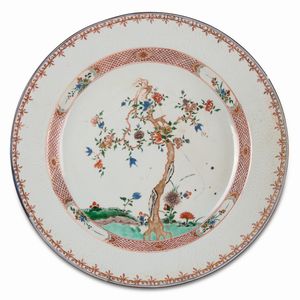 Grande piatto, due vasetti e una tazza con piattino Cina, Dinastia Qing, tra il XVII e il XVIII secolo  - Asta Dimore italiane - Associazione Nazionale - Case d'Asta italiane