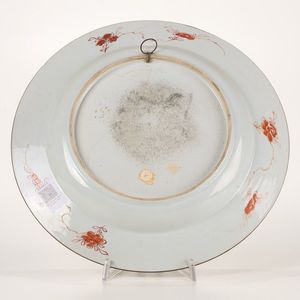 Grande piatto, due vasetti e una tazza con piattino Cina, Dinastia Qing, tra il XVII e il XVIII secolo  - Asta Dimore italiane - Associazione Nazionale - Case d'Asta italiane