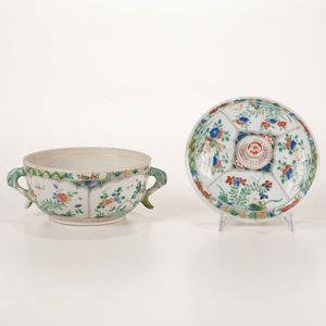 Tazza da puerpera in porcellana decoro floreale, Famiglia Verde, Cina, Dinastia Qing, epoca Kangxi (1662-1722)  - Asta Dimore italiane - Associazione Nazionale - Case d'Asta italiane