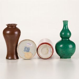 Tre vasetti diversi e un calamaio, Cina, XIX secolo  - Asta Dimore italiane - Associazione Nazionale - Case d'Asta italiane