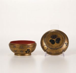 Scatola in lacca con decoro naturalistico, Giappone, Meiji (1868-1912)  - Asta Dimore italiane - Associazione Nazionale - Case d'Asta italiane