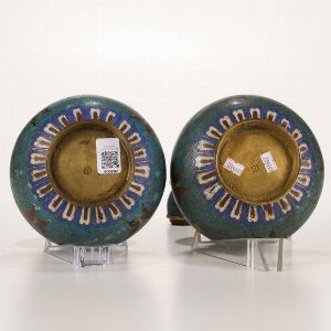 Coppia di vasi a doppia zucca cloisonn a decoro floreale, Cina, Dinastia Qing, epoca Qianlong (1736-1796)  - Asta Dimore italiane - Associazione Nazionale - Case d'Asta italiane