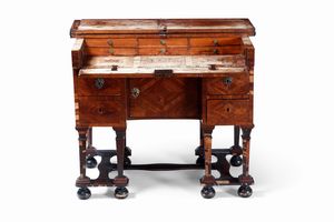 Scrittoio tipo mazzarina in legno lastronato. XIX-XX secolo  - Asta Dimore italiane - Associazione Nazionale - Case d'Asta italiane