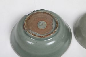 Due tazze in porcellana claire de lune con decoro inciso naturalistico, Cina, XVIII secolo  - Asta Dimore italiane - Associazione Nazionale - Case d'Asta italiane