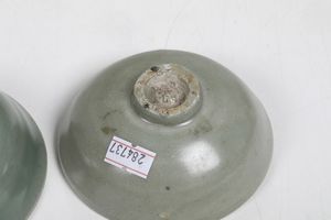 Due tazze in porcellana claire de lune con decoro inciso naturalistico, Cina, XVIII secolo  - Asta Dimore italiane - Associazione Nazionale - Case d'Asta italiane