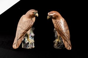 Coppia di falchi in porcellana Famiglia Rosa decorati con smalti e oro, Cina, Dinastia Qing, epoca Qianlong (1736-1795)  - Asta Dimore italiane - Associazione Nazionale - Case d'Asta italiane