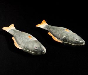 Coppia di zuppiere per salse a forma di carpa con coperchio in porcellana, Famiglia Rosa, Cina, Dinastia Qing, epoca Qianlong (1736 - 1795)  - Asta Dimore italiane - Associazione Nazionale - Case d'Asta italiane