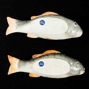 Coppia di zuppiere per salse a forma di carpa con coperchio in porcellana, Famiglia Rosa, Cina, Dinastia Qing, epoca Qianlong (1736 - 1795)  - Asta Dimore italiane - Associazione Nazionale - Case d'Asta italiane