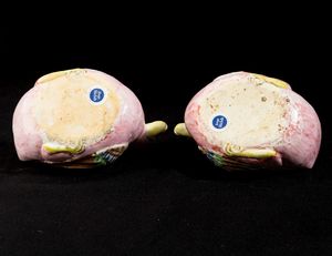 Coppia di candelabri in bronzo con papere in porcellana decorata con smalti Famiglia Rosa, Cina, Dinastia Qing, epoca Qianlong (1736 - 1795)  - Asta Dimore italiane - Associazione Nazionale - Case d'Asta italiane